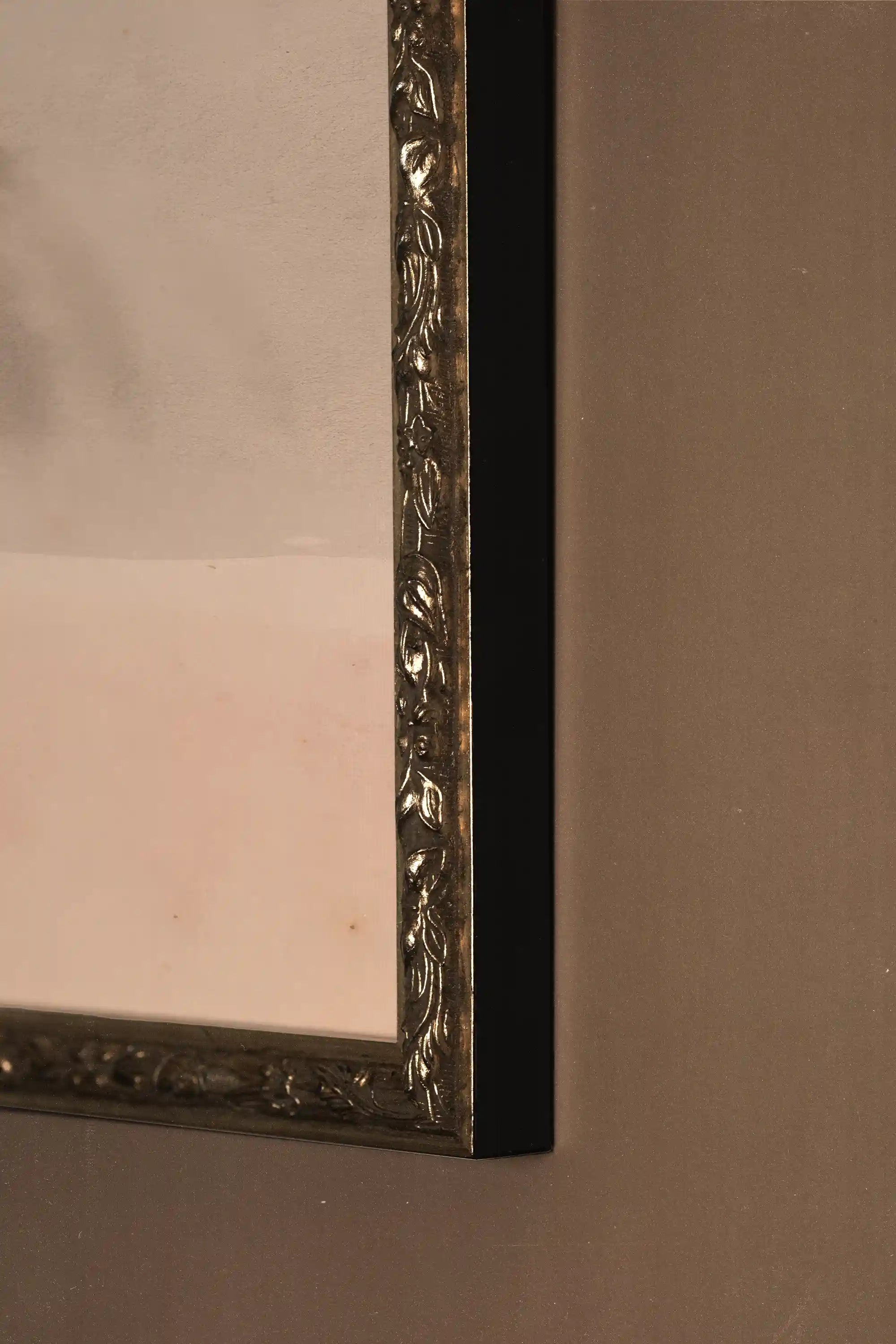 PRÉSENCE FLORALE, Oeuvre sur toile rigide, encadré Vintage Argent