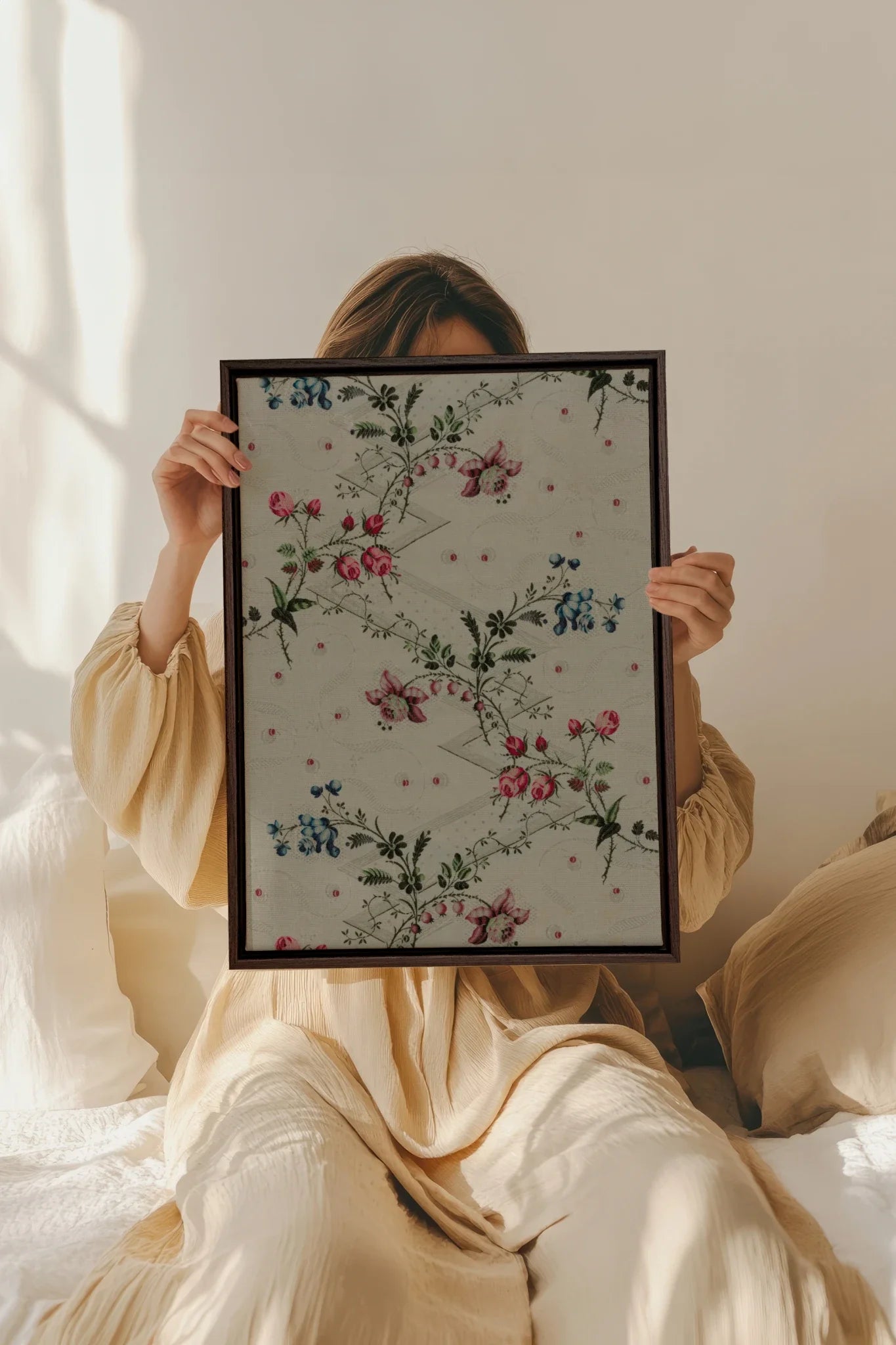 RUBAN DE ROSES, Oeuvre sur toile étirée, encadré Brun Noyer