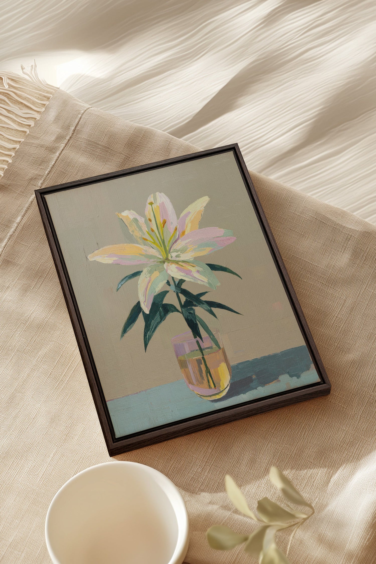 ETERNAL LILY, Oeuvre sur toile étirée, encadré Brun Noyer
