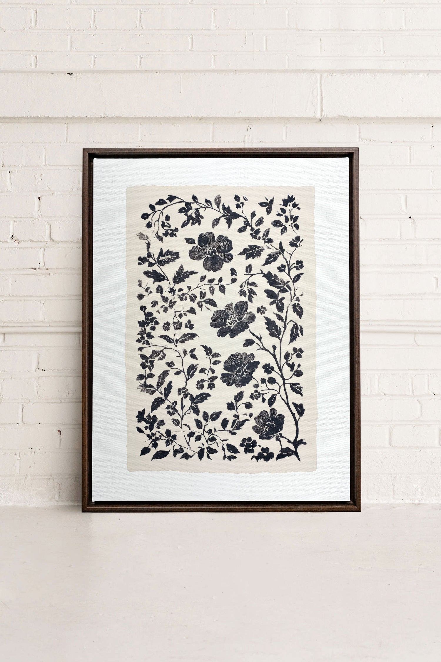 OLEKA CANVAS - FLORAL SHADOW, Oeuvre sur toile étirée, encadré Brun Noyer