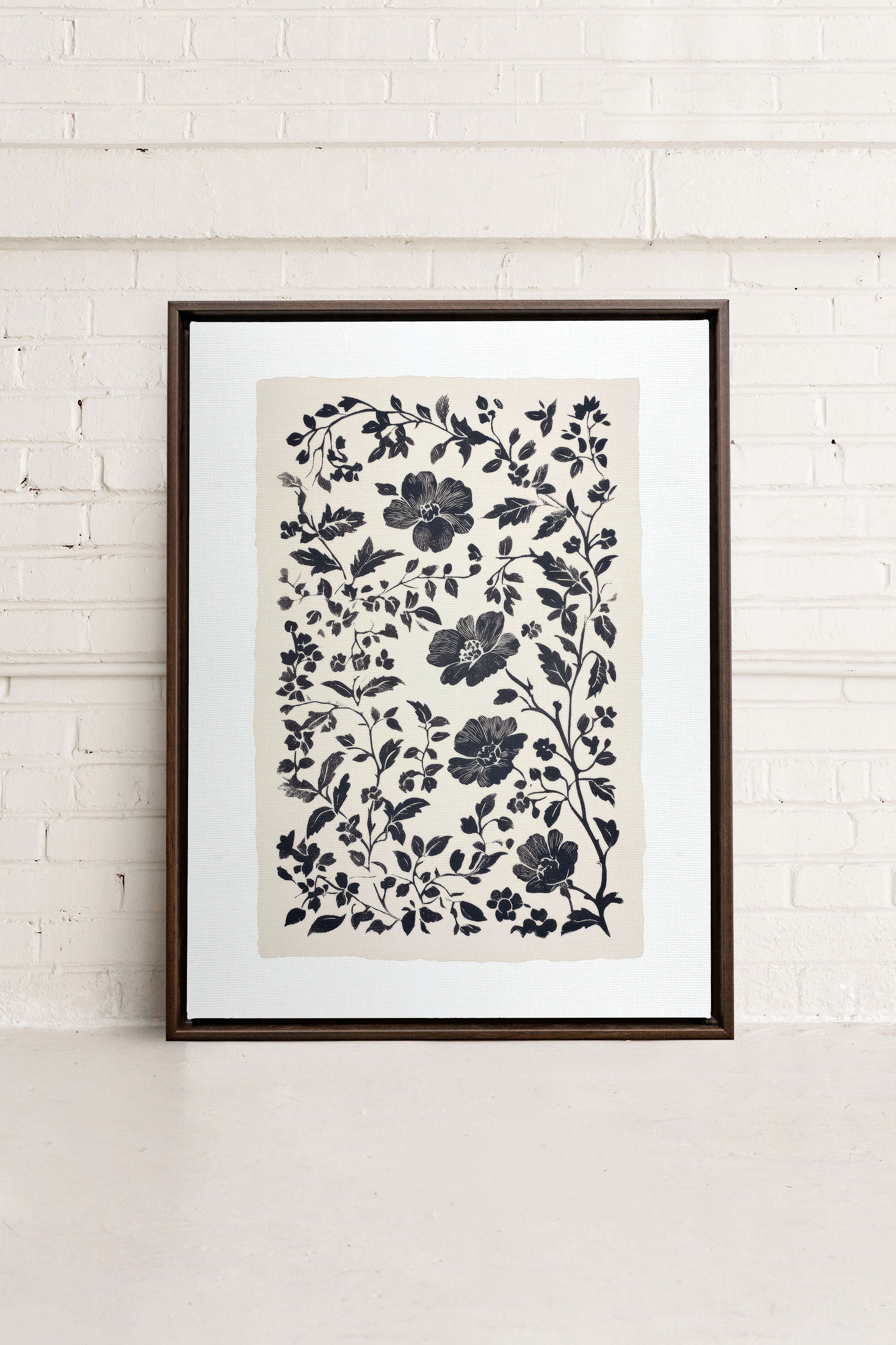 OLEKA CANVAS - FLORAL SHADOW, Oeuvre sur toile étirée, encadré Brun Noyer