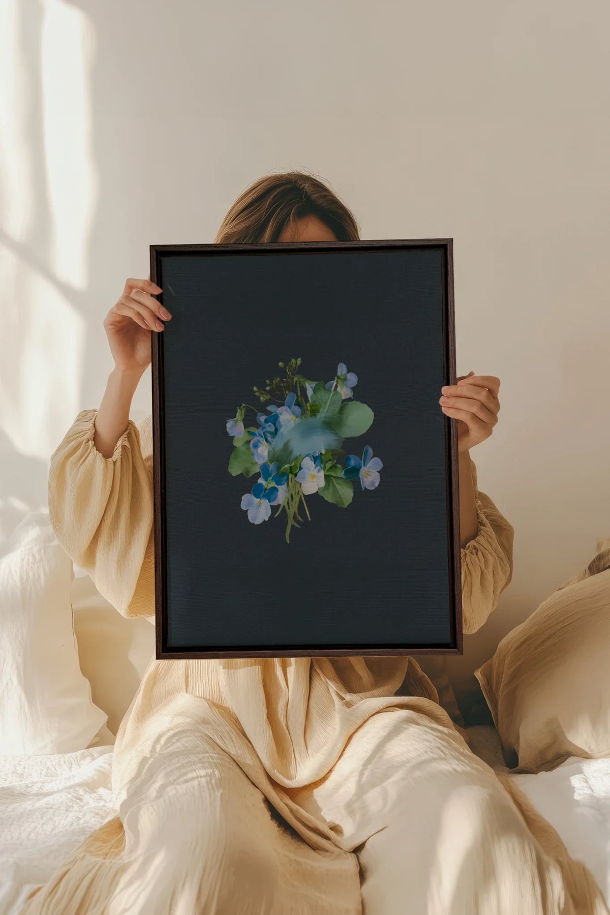 VIOLETTES MACULÉES, Oeuvre sur toile étirée, encadré Brun Noyer