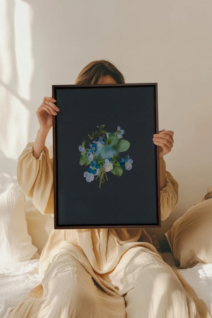 VIOLETTES MACULÉES, Oeuvre sur toile étirée, encadré Brun Noyer