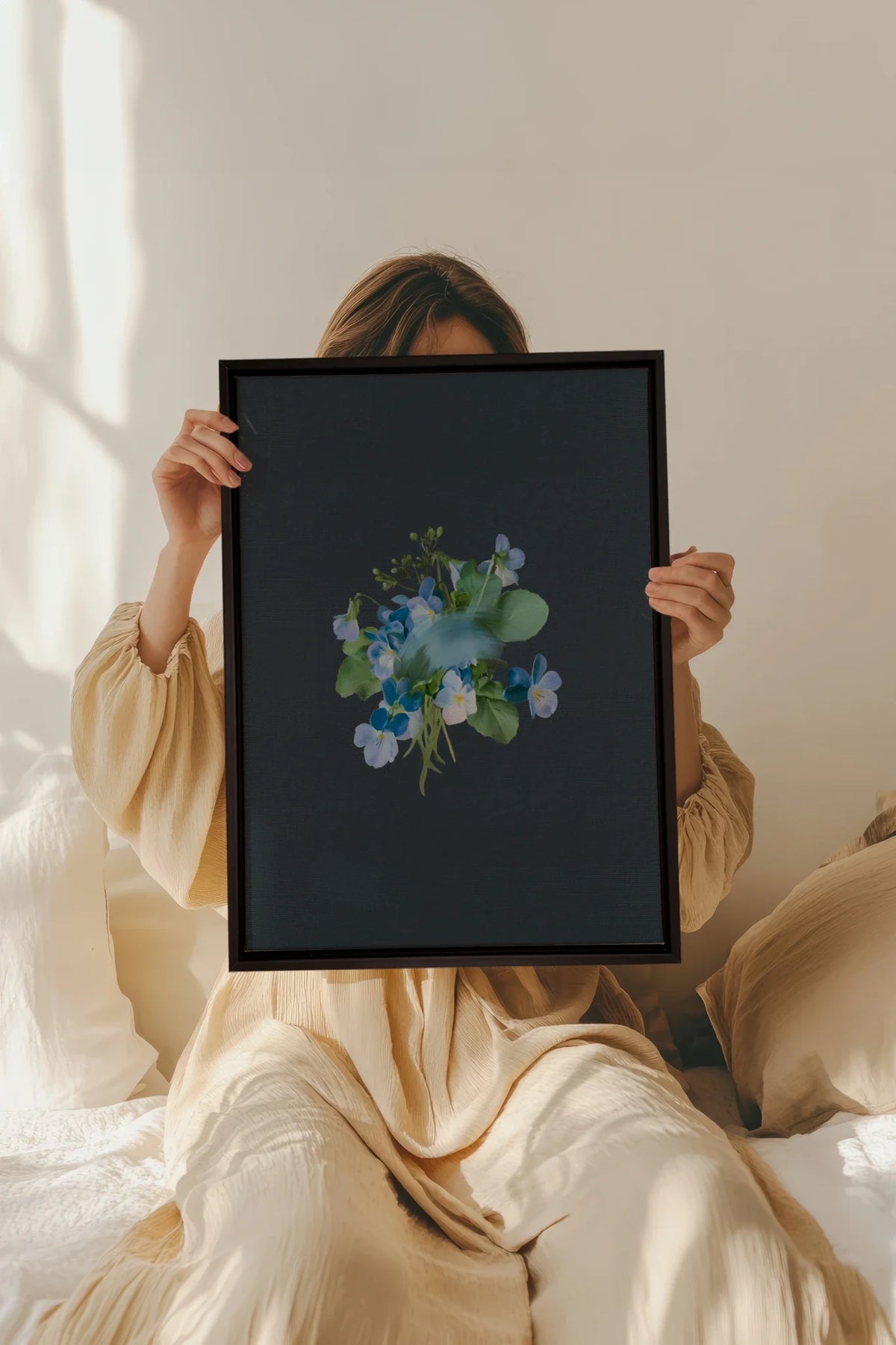 VIOLETTES MACULÉES, Oeuvre sur toile étirée, encadré Noir