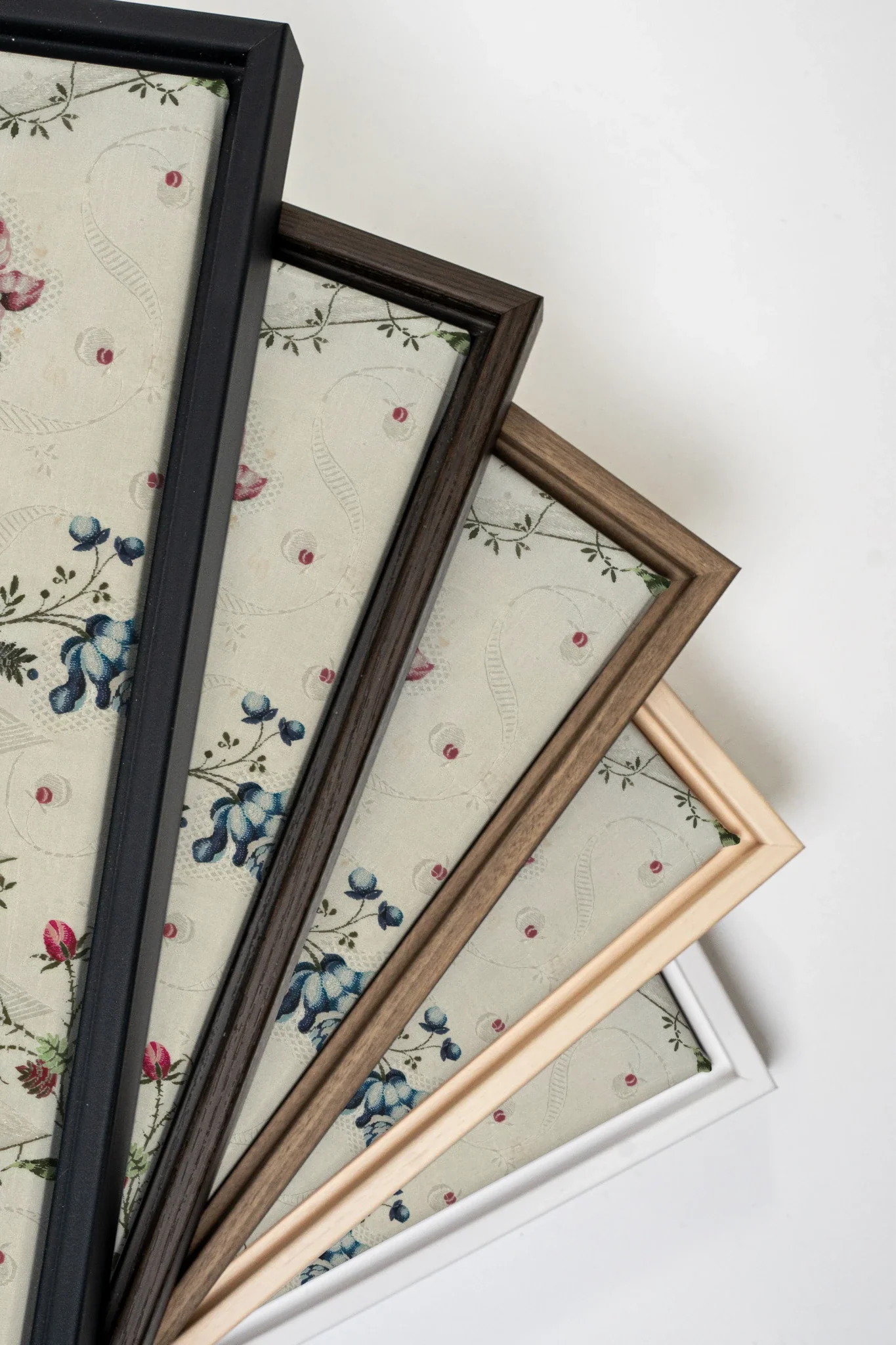 RUBAN DE ROSES, Oeuvre sur toile étirée, encadré Naturel Clair