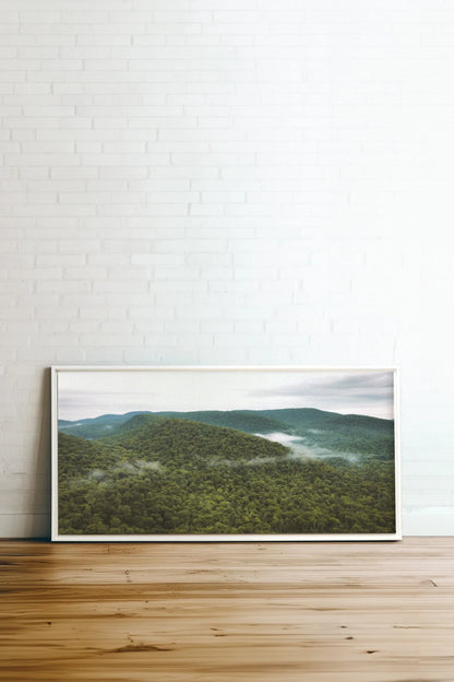 MONTAGNES VERTES, Oeuvre sur toile étirée, encadré Blanc