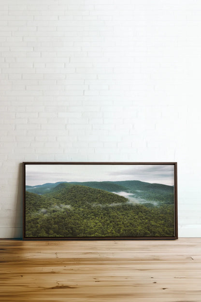 MONTAGNES VERTES, Oeuvre sur toile étirée, encadré Brun Noyer