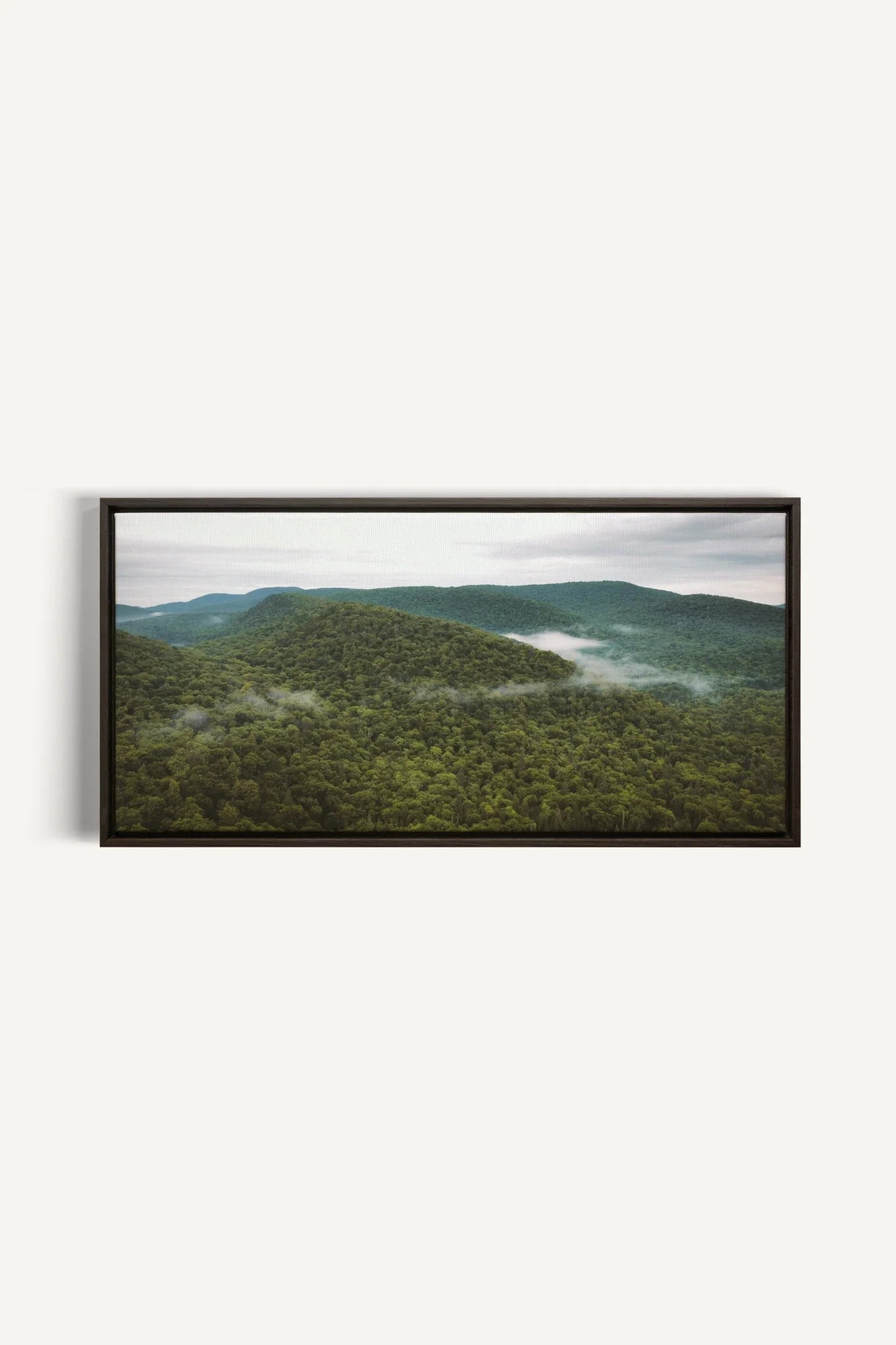MONTAGNES VERTES, Oeuvre sur toile étirée, encadré Brun Noyer
