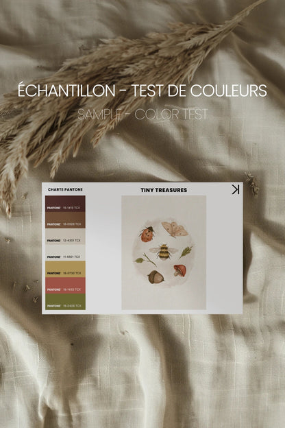 TINY TREASURES, Oeuvre sur toile rigide, encadré brun chêne