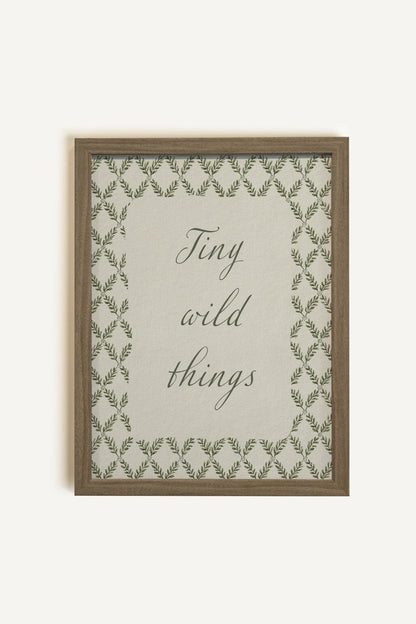 TINY WILD THINGS, Oeuvre sur toile rigide, encadré brun chêne